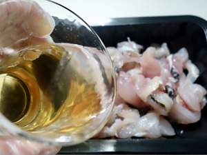 グリーンレモンジュース3の魚肉の黒いスライスの練習尺度