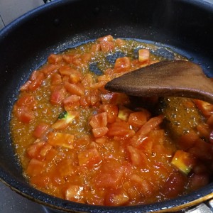 油性の塩を必要とするトマトは、美しい料理を揚げるだけで、非常にピンクがとても美味しいです。 練習法8 