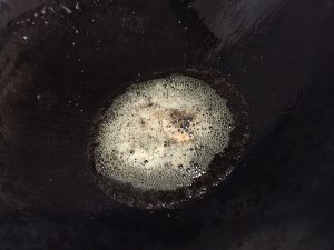 焼いた灰と塩でできた調味料のエビ （クリスプが壊れたビットを受信します）練習小節11 