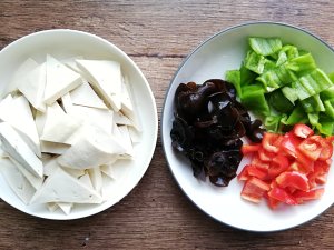 豆腐は大きな魚の豚肉よりも大きくなりますので、簡単に練習してください ごはん3 