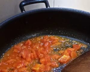 油性の塩を必要とするトマトは、美しい料理を揚げるだけで、非常にピンクはとても美味しいです。  