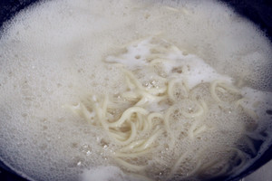 Green oily noodles served with soy sauce -- the practice measure of 5 minutes of breakfast 5