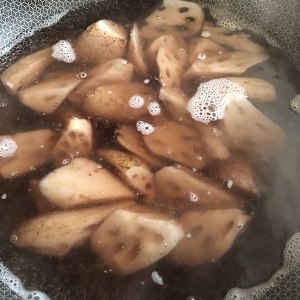 The practice measure of the soup of chop lotus root with soup red sweet lotus root 2