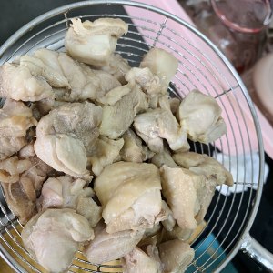 The 明るい黄色のシチューの鶏肉を食べるために肉を取る練習手順3 