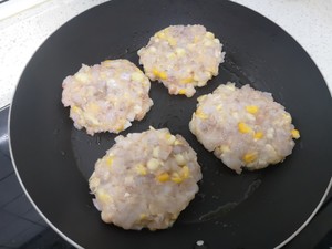 ヤンジーは健康的なコーンシュリンプケーキを返します。 満たされる4 