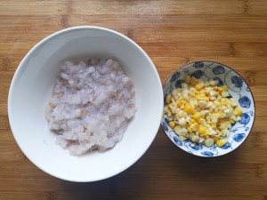 ヤンジーは健康的なコーンシュリンプケーキを返します。 満たす1 
