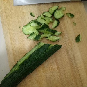 The practice measure of cucumber of the daily life of a family of cold and dressed with sause 1