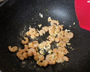 La Hua fries shelled fresh shrimps on the west the practice measure of quick worker of simple the daily life of a family 10