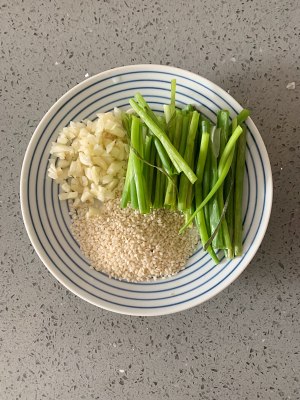 10 minutes of practice move that make noodles served with soy sauce of decided oil of a bowl of green 1