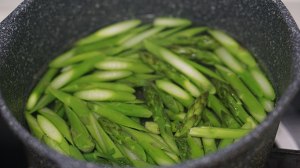 殻付きの新鮮なエビの卵のアスパラガスの練習対策1