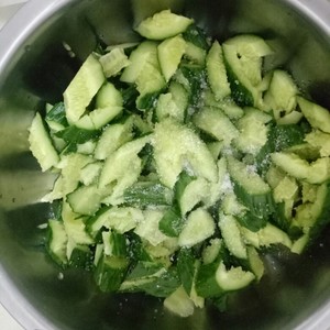 The practice measure of cucumber of the daily life of a family of cold and dressed with sause 2