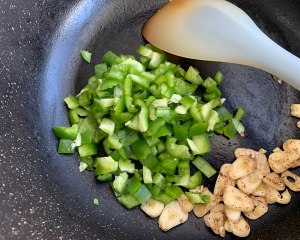 ピーマンの皮の卵のホットアースナッツは全粒小麦の側面が壊れています ]練習対策4 
