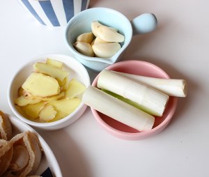 The practice measure of a course that the child can take two bowls of meals 1