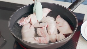 The practice measure of hoof of the pig that bake 1