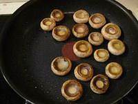 Preserve taste of the most primitive delicacy the practice measure of decoct a kind of dried mushroom 3