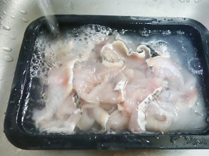 グリーンレモンジュース4の魚肉の黒いスライスの練習尺度
