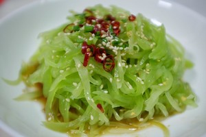 The practice measure of asparagus lettuce of cold and dressed with sause 6