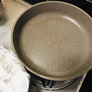 Dawdlerは、鍋を洗うクイックワーカーのアルミ箔の厄介な食べ物を避けます（表現する熱量を追加 ）練習法10 