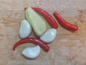低脂肪の風邪とソーセージ2を着たセロリの練習尺度