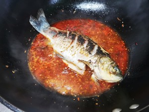 家族の日常生活の醤油煮込み魚の練習法12