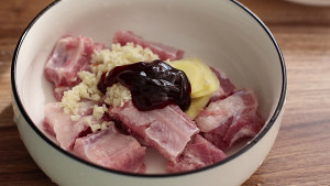 私のチョップは醤油で煮込むことはなく、ニンニクを少し加え、ボイラーを食欲をそそる、練習 子が指をなめるために取るステップ4 