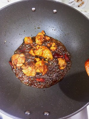 配置するために爆発する黄色のシチューチキンの実技量 11 