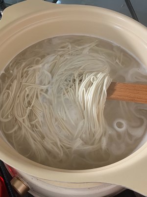 10 minutes of practice move that make noodles served with soy sauce of decided oil of a bowl of green 10