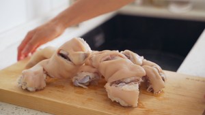 The practice measure of hoof of the pig that bake 2
