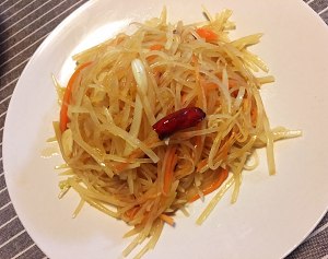 Also can make eating house ingredient in the home vinegar is smooth / boil in water for a while is fried / silk of acerbity hot potato (look that namely be like simple, actually step by step the potato silk of the mystery) practice measure 7