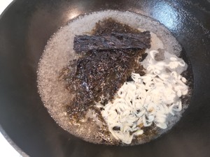 乾燥した小海老の海苔の卵を作るための3分間の練習移動2