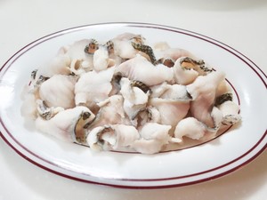 グリーンレモンジュース7の魚肉の黒いスライスの練習尺度