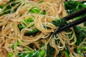 Spinach of cold and dressed with sause of vermicelli made from bean starch, 