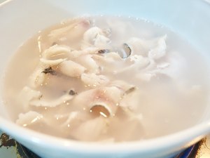 グリーンレモンジュース6の魚肉の黒いスライスの練習尺度