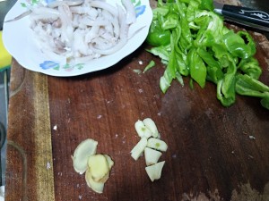 The practice measure that green pepper of the daily life of a family fries a squid 1