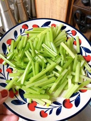 Celery fries beef to be done quickly together with me! Super tender! Quick worker of the daily life of a family is simple! practice measure 10