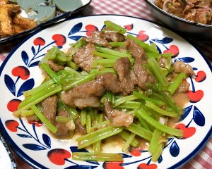 Celery fries beef to be done quickly together with me! Super tender! Quick worker of the daily life of a family is simple! practice measure 19