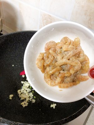 La Hua fries shelled fresh shrimps on the west the practice measure of quick worker of simple the daily life of a family 9