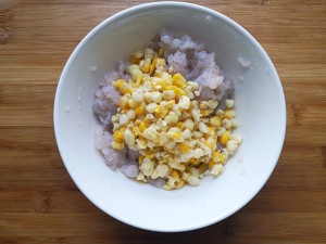 ヤンジーはヘルシーなコーンシュリンプケーキを返します。 満たされる2 