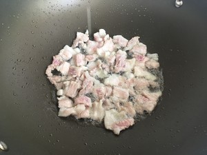 The practice measure that the hand rips packet of dish 4
