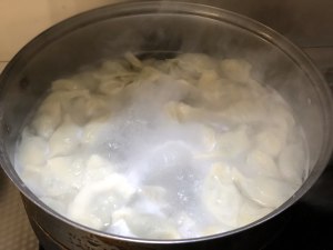 Boiled dumpling of juicily leek dried small shrimps (inside add crowded dumpling to reach press video of dumpling skin gimmick) practice measure 12