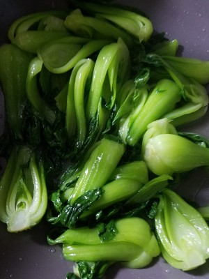 緑色の野菜はベースから直接揚げます。これを覚えておいてください あるペースで淡い緑色になり、悪くない食事の練習のステップ3 