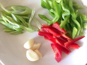 The practice measure of potato chips of steaky pork dry stir-fry before stewing 2