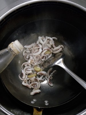 The practice measure that green pepper of the daily life of a family fries a squid 3