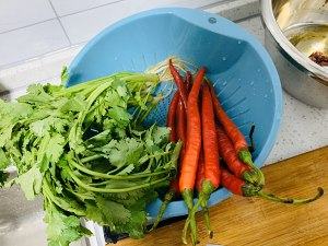 ご飯と一緒に行く緑は小さい。牛肉2を炒める練習の手段