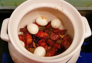 箸を置く醤油に漬けられたにがり卵の煮込み肉の練習法13  