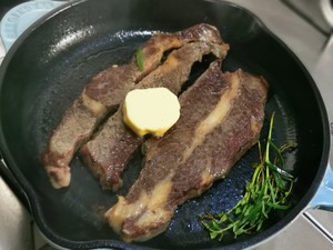 自宅に30分滞在することを望んでいるビーフステーキの大きな食べ物の練習対策 高レベルのみを行う6 