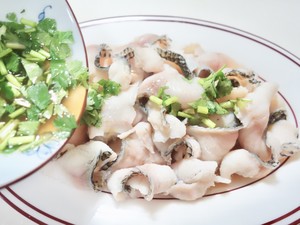 グリーンレモンジュース8の魚肉の黒いスライスの練習尺度