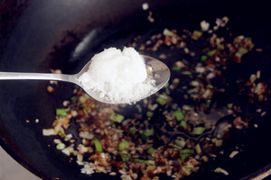 Green oily noodles served with soy sauce -- the practice measure of 5 minutes of breakfast 4