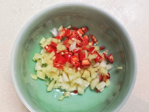低脂肪の風邪とソーセージ3を着たセロリの練習尺度
