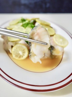 グリーンレモンジュースの魚肉の黒いスライス10